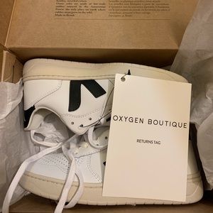 Vieja brand v-10 sneakers in black and white